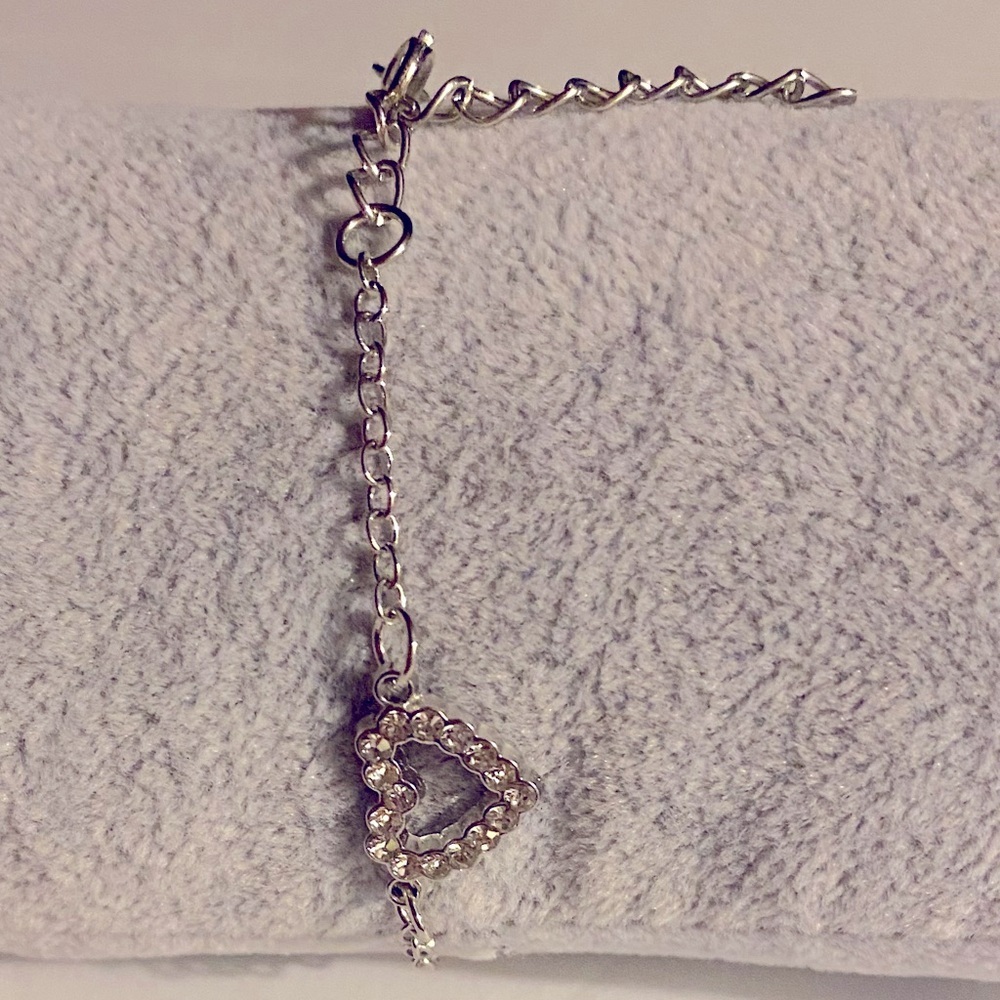 Bracelet, Rhinestones, Heart, bows, Silvertone, playful, Minnie Mouse​, NWOT - Picture 7 of 13